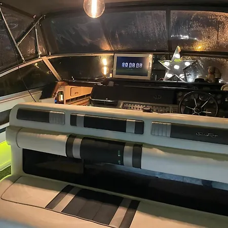 Roxanne - Boat Botel